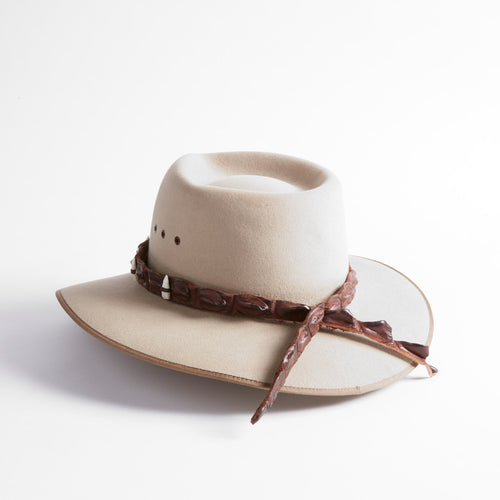 Diadema de piel de cocodrilo con dientes