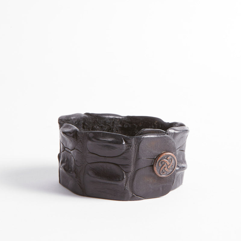 Pulsera gruesa de piel de cocodrilo