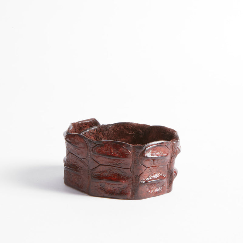 Pulsera gruesa de piel de cocodrilo