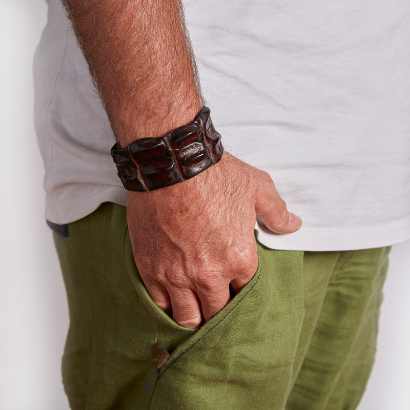 Pulsera gruesa de piel de cocodrilo