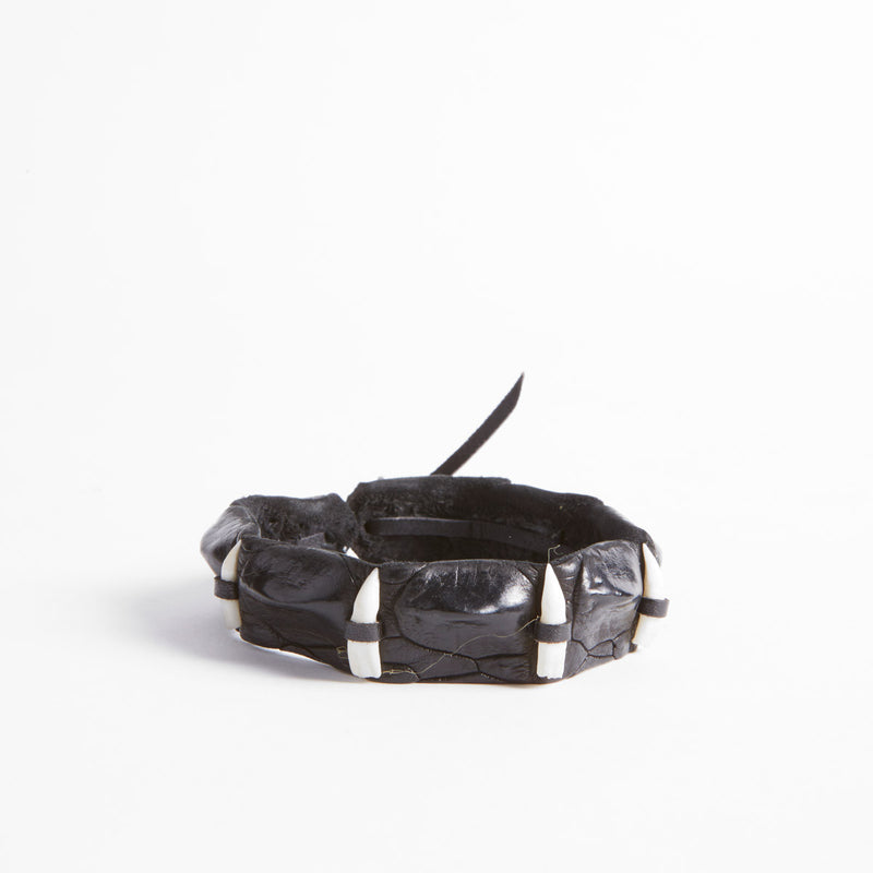 Pulsera de cuero con dientes de cocodrilo