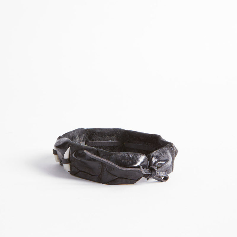 Pulsera de cuero con dientes de cocodrilo