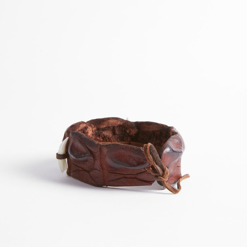 Pulsera de cuero con dientes de cocodrilo