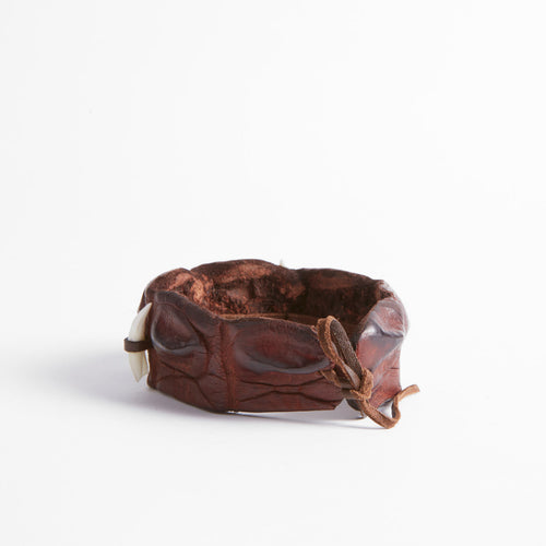 Pulsera de cuero con dientes de cocodrilo