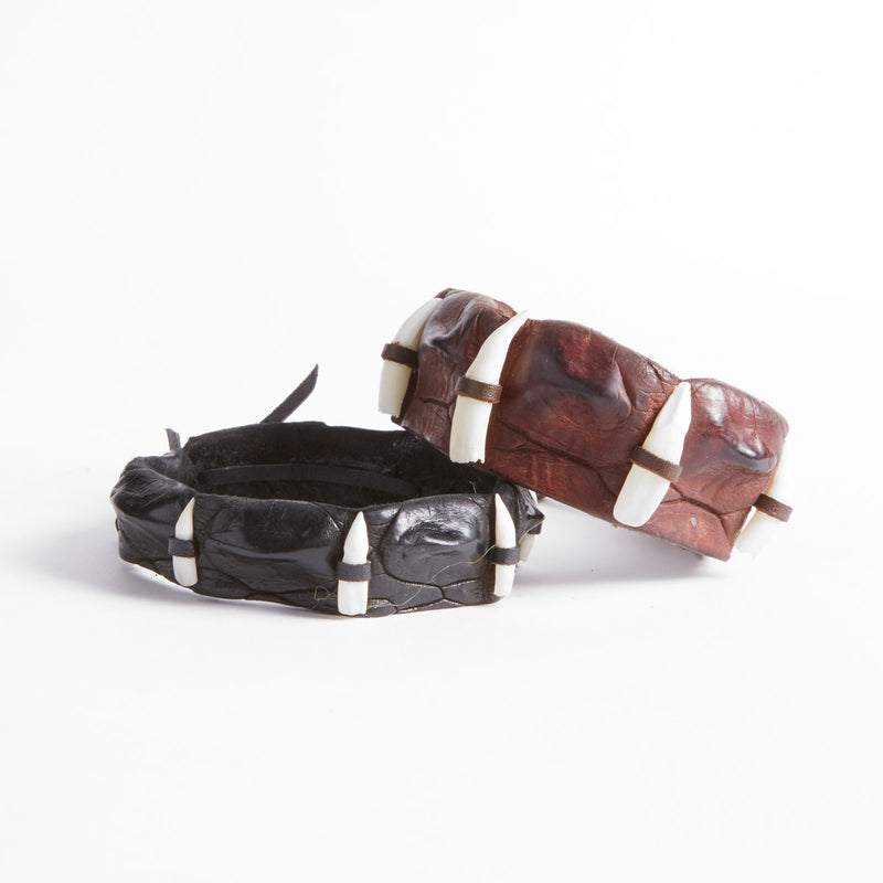 Pulsera de cuero con dientes de cocodrilo