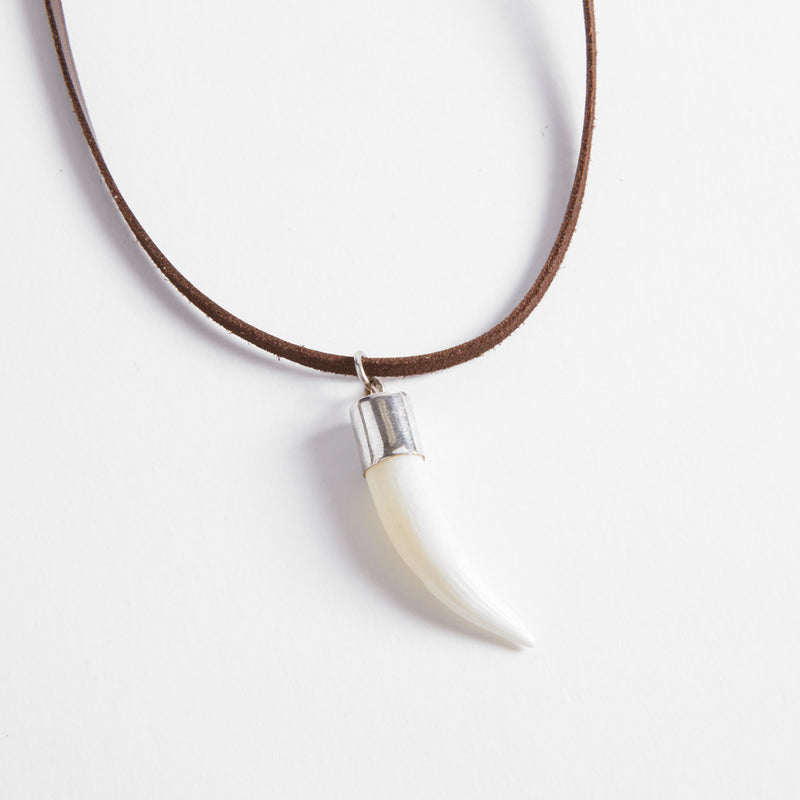 Collar de dientes de cocodrilo